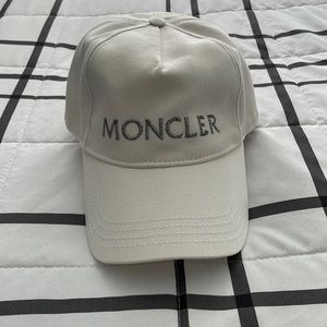 Moncler hat